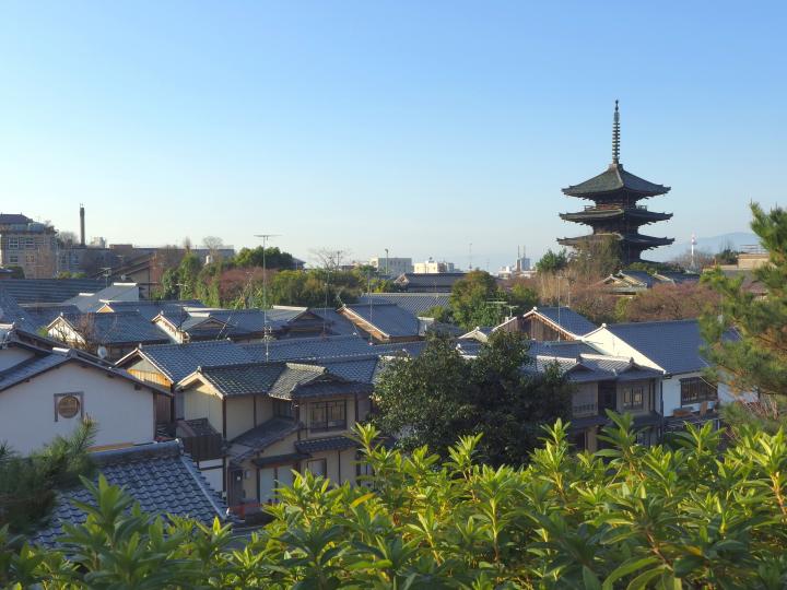 東山の趣ある街並みを一望