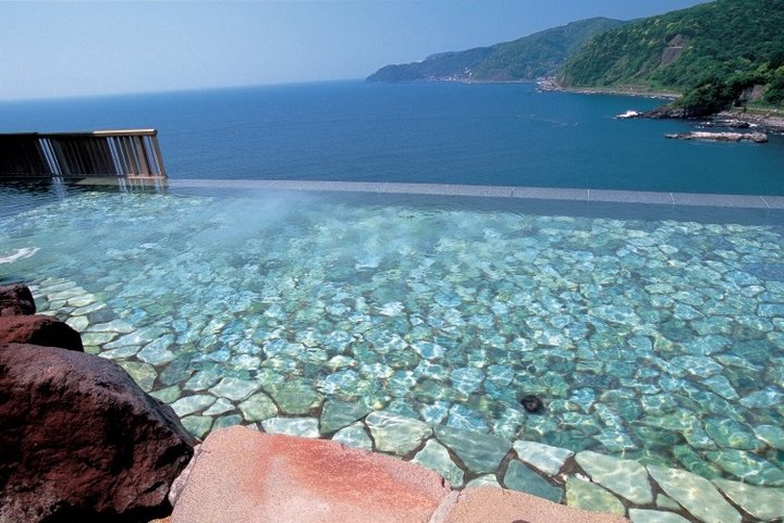 空と海の大パノラマが迫る「赤沢日帰り温泉館」