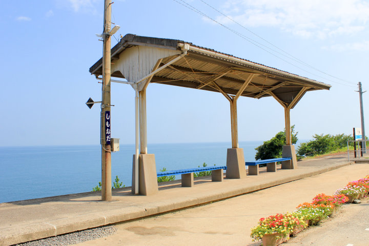 絶景が魅力の無人駅・下灘駅