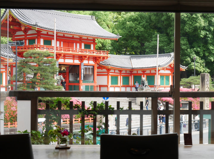 【祇園】八坂神社石段下のカフェ「金の百合亭」