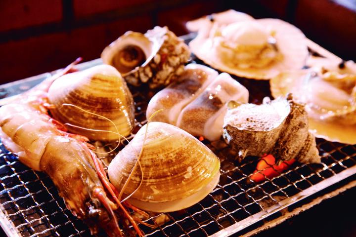 八戸市民の台所で、とれたて魚介の炭火焼きランチを