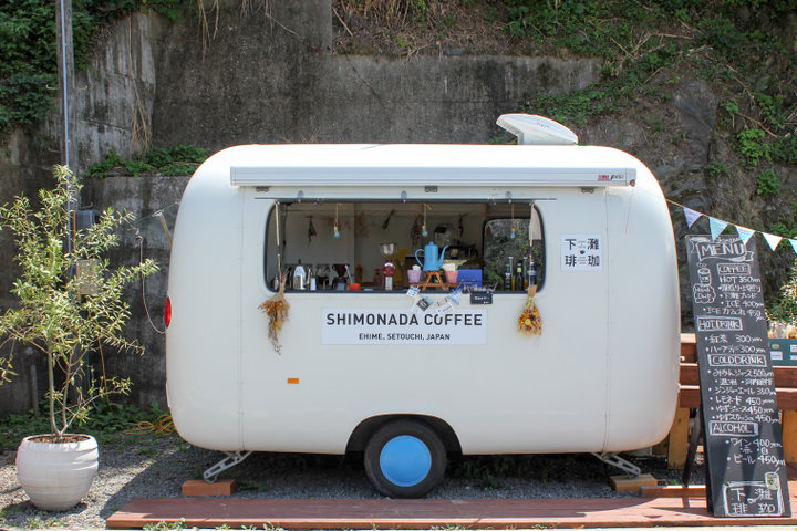 海辺の駅前にある「窓のないカフェ」