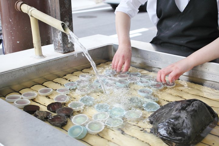 店の前に水槽が置かれた、大垣駅前「金蝶園総本家本店」