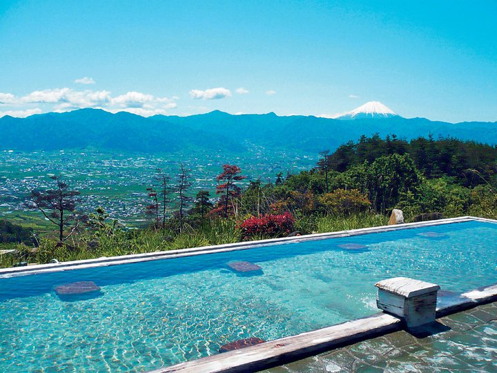 富士山を望む絶景「ほったらかし温泉」でリラックス
