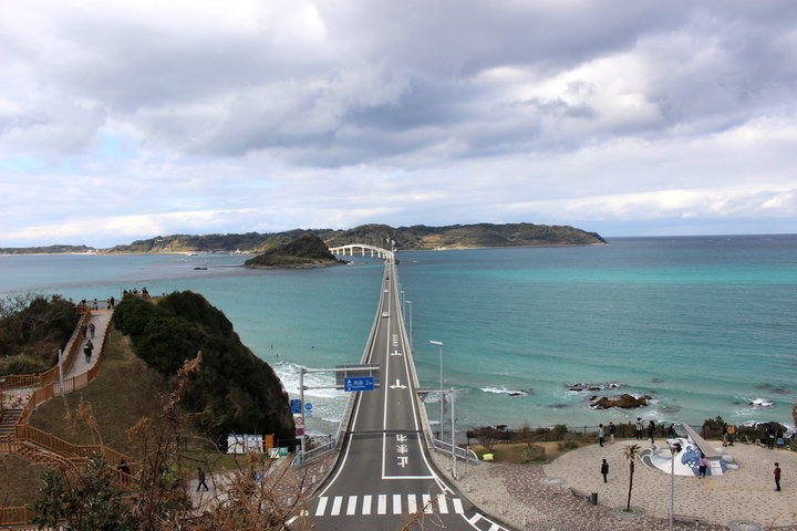 この観光エリアのシンボル的な存在、角島大橋