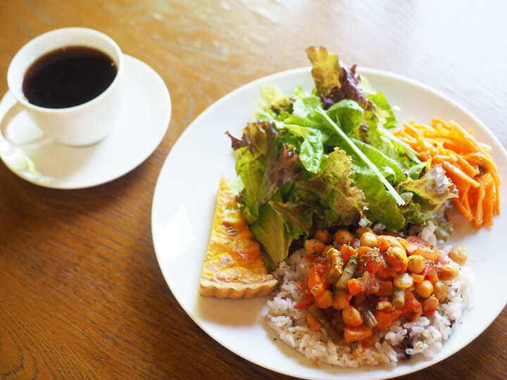 野菜たっぷり人気のワンプレートランチ