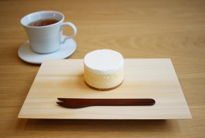 茶筒をイメージしたチーズケーキ。「カイカドウカフェ」