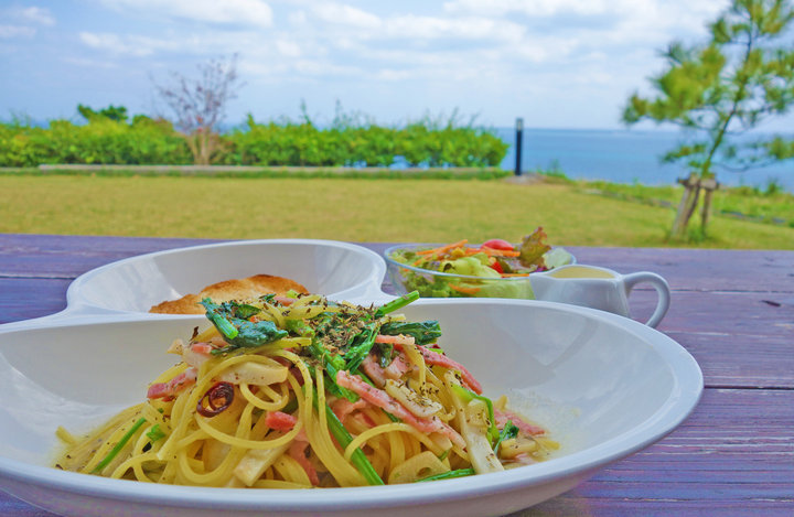 青い海を眺めながらお庭でランチ