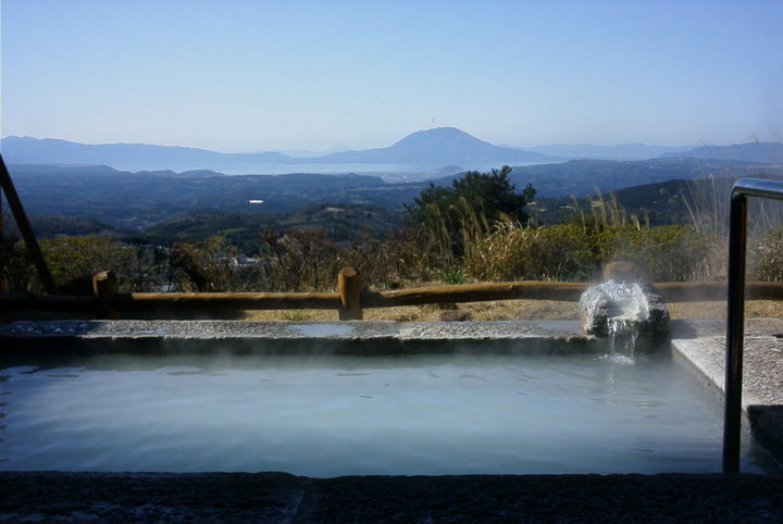 2つの温泉を４つのお風呂で楽しめる丸尾温泉に宿泊
