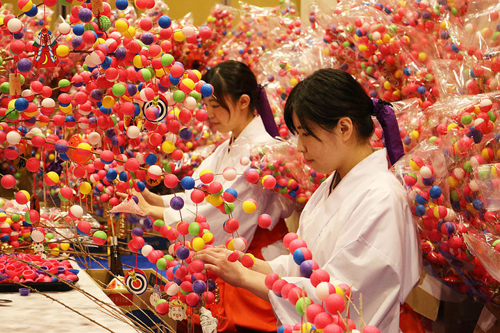 新年だけの縁起もの。福を招く「まゆ玉」