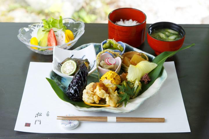 旬の新鮮野菜をたっぷり使ったランチに舌鼓