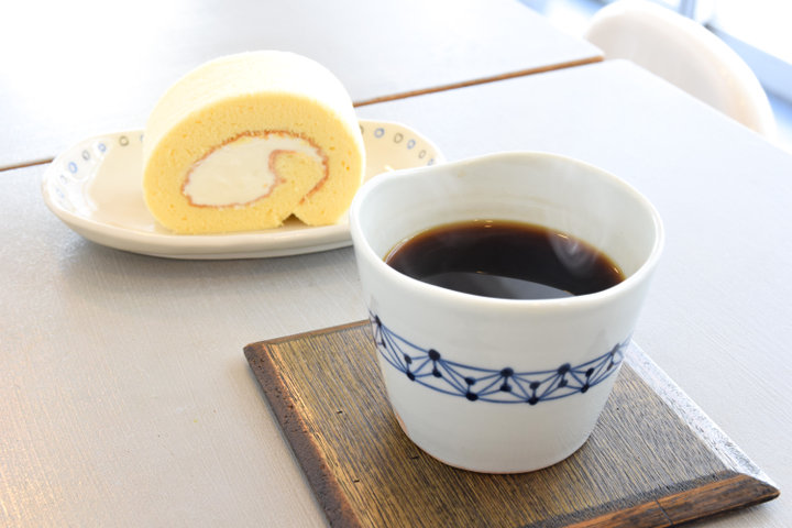 こだわり焙煎所から取り寄せた豆をサイフォンで。「八百コーヒー店」