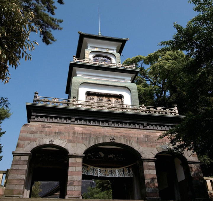 異国情緒漂うステンドグラスに彩られた神社