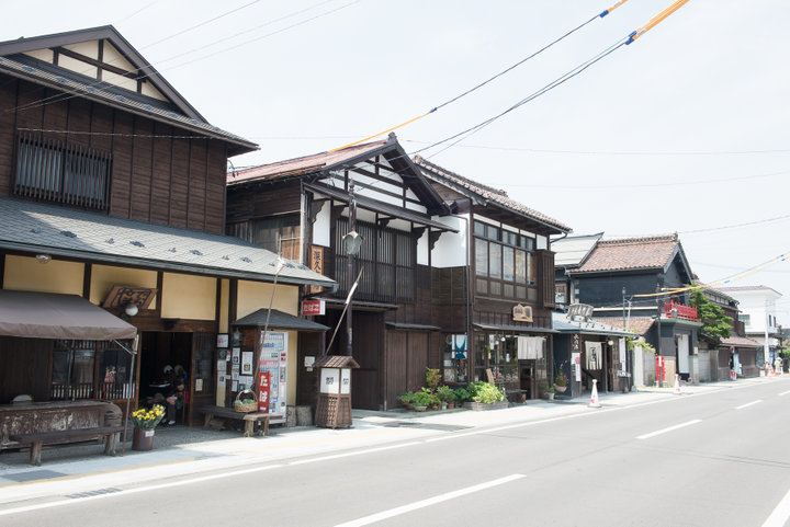 昔ながらの蔵や洋館が建ち並ぶレトロな七日町通りを散策