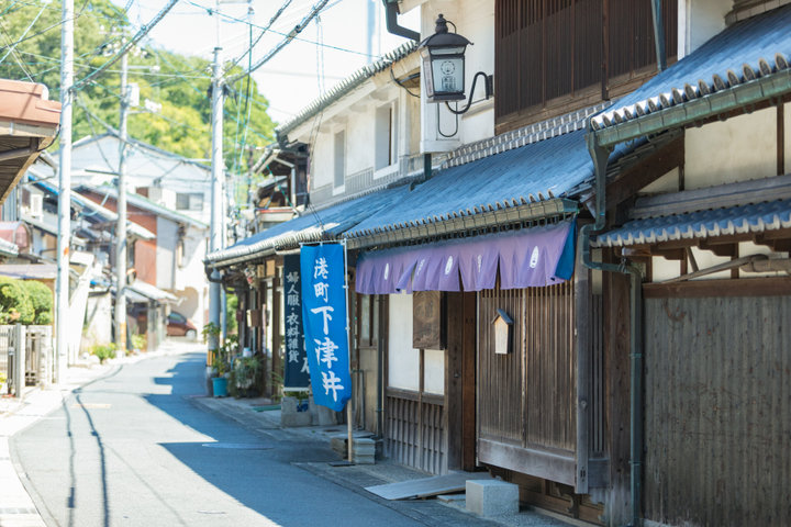 歴史ある町並みにたたずむ老舗の和菓子をおみやげに