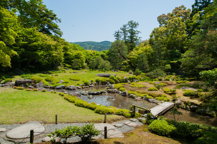 東山を借景に疏水の水がさらさらと流れる「名勝 無鄰菴」